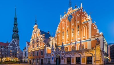 House_of_Blackheads_and_St._Peter's_Church_Tower,_Riga,_Latvia_-_Diliff
