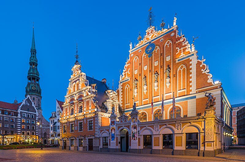 House_of_Blackheads_and_St._Peter's_Church_Tower,_Riga,_Latvia_-_Diliff